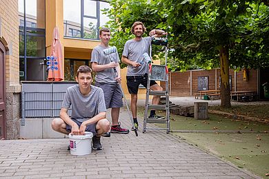 Ein Team der Farb- und Raumgestaltung am Arbeitsplatz